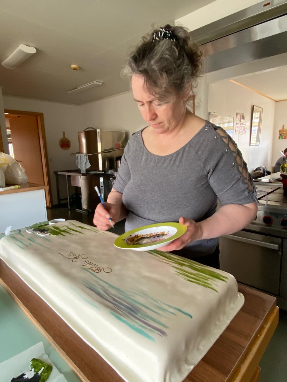 Sigrún að hefjast handa við að mála eina af sínum frægu fermingarkökum.MYND AÐSEND