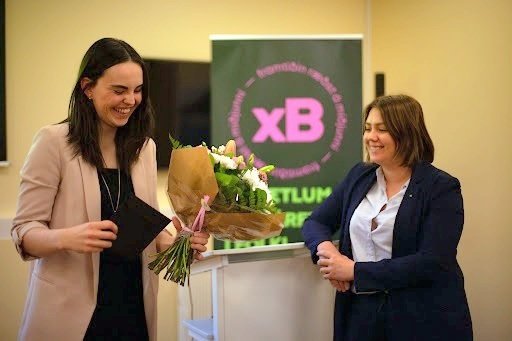 Unnur Þöll Benediktsdóttir, nýr formaður SUF, hefur brennandi áhuga fyrir velferðarmálum, má þar nefna málefni hinsegin fólks, geðheilbrigðismál og málefni eldra fólks en málefnum ungs fatlaðs fólks standa henni kærust því sjálf er Unnur daufblind þ.e. lögblind og heyrnarskert. Á myndinni eru Lilja Rannveig Sigurgeirsdóttir (fyrrverandi formaður) t.v. og Unnur Þöll Benediktsdóttir (núverandi formaður), t.h. Aðsend mynd.