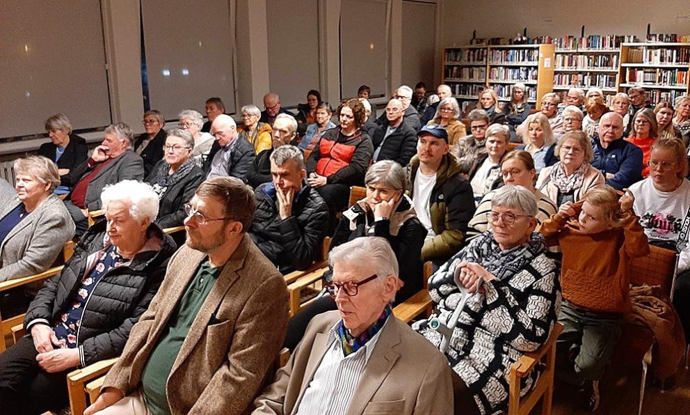 Hvert sæti setið en utan myndar, á hliðarlínunni, voru aðdáendur Gunnars Helgason sem flestir voru í yngri kantinum. MYND AF FACEBOOK