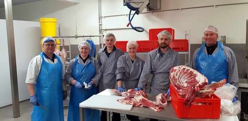 Páll Friðriksson ásamt nemendum á námskeiði í úrbeiningu í gær. Mynd: Halldór B. Gunnlaugsson.