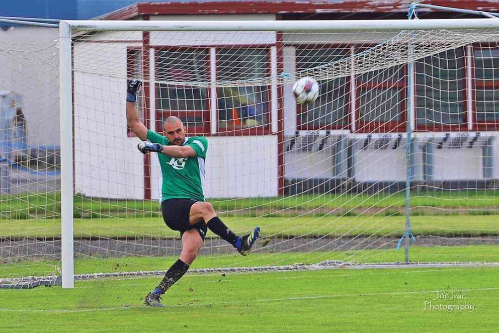 Uros spyrnir frá marki. MYND AF AÐDÁENDASÍÐU KORMÁKS/HVATAR