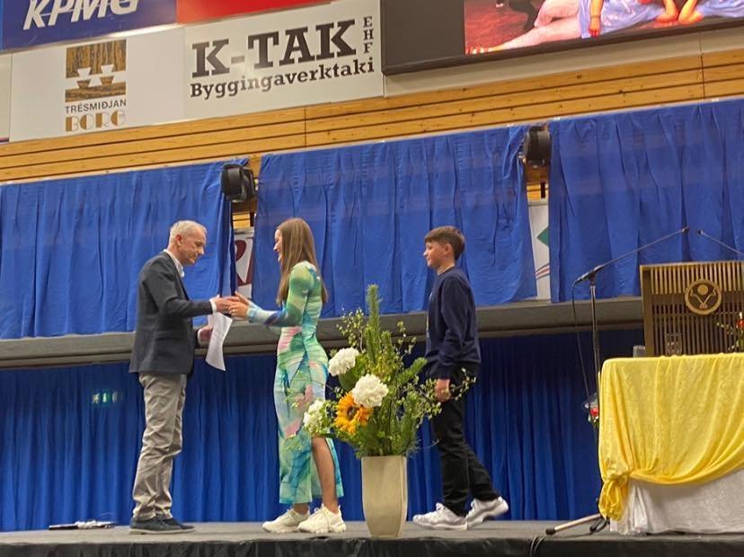 Við afhendinguna. Mynd: Árskóli