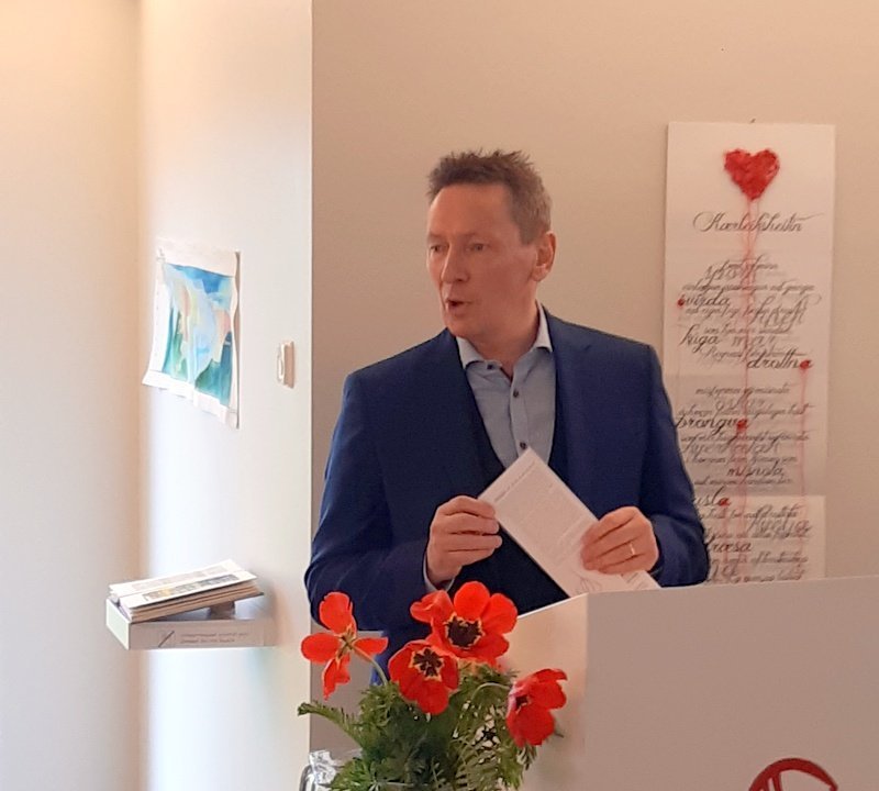 Valdimar O. Hermannsson, bæjarstjóri Blönduóss, opnaði sýninguna. Mynd: Jóhannes Torfason.