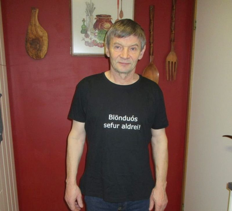 Blönduós sefur aldrei, eru kjörorð Valla á Blönduósi og nú getur hann klæðst þeim honum til mikillar gleði. Aðsendar myndir.