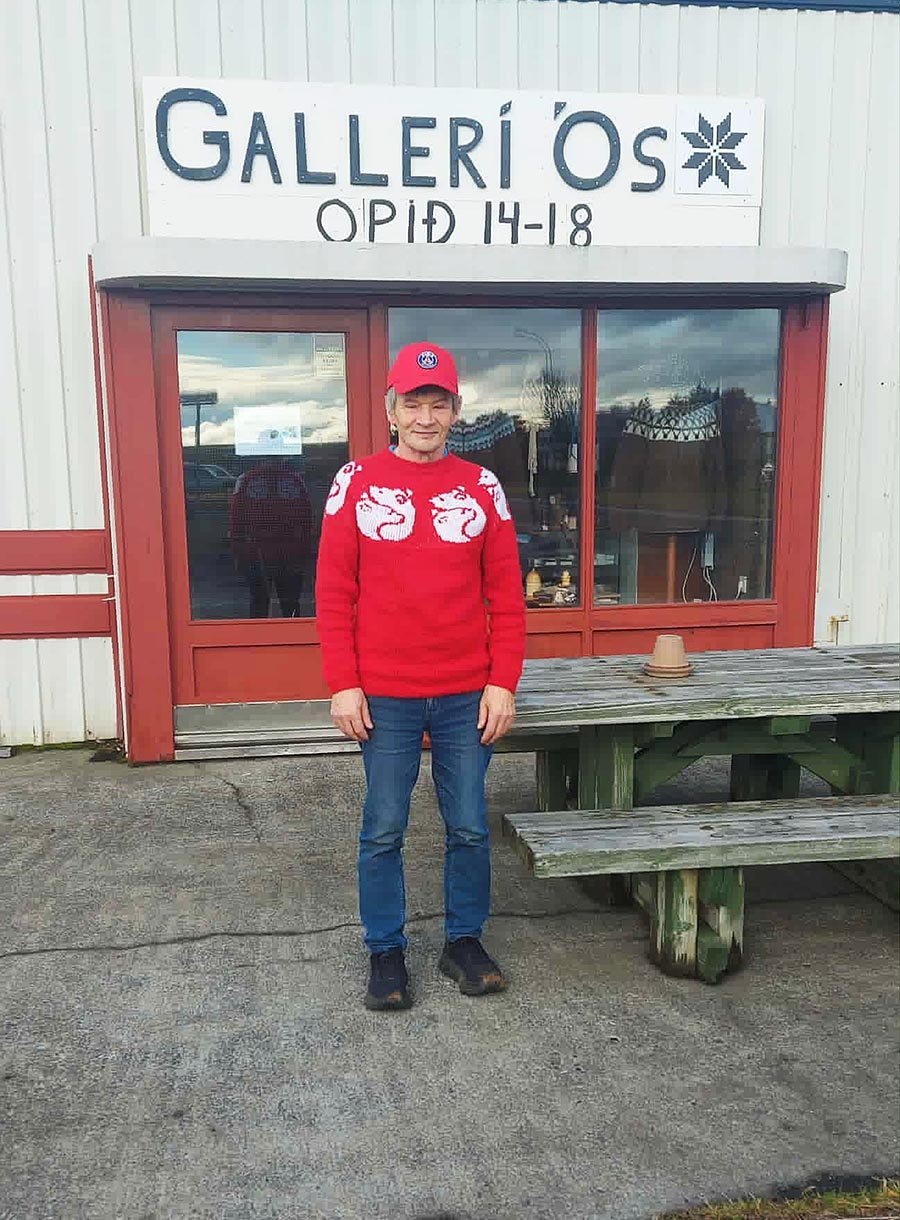 Valli hamingjusamur í peysunni góðu fyrir utan Gallerý Ós. MYND AF FB