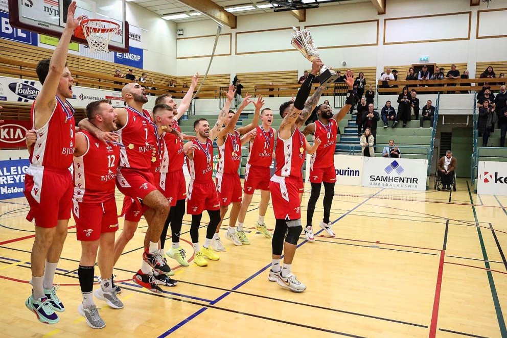 Valsmenn fagna sigri og lyfta bikar. MYND: HJALTI ÁRNA