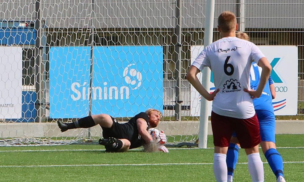 Anton Helgi í marki Tindastóls ver víti KÁ-manna með glæsibrag og grípur boltann. MYND: ÓAB