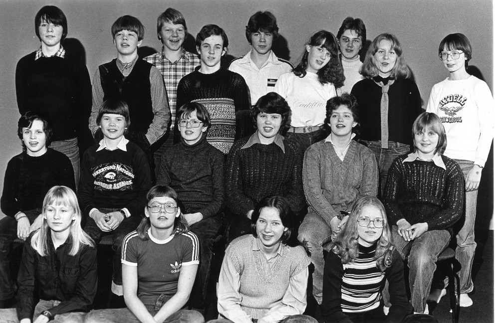Annar af tveimur bekkjum í árgangi 1965 í Varmahlíðarskóla. Þessir nemendur voru um það bil að útskrifast þegar núverandi húsnæði var tekið í notkun fyrir um 40 árum. Mynd: Varmahlíðarskóli.