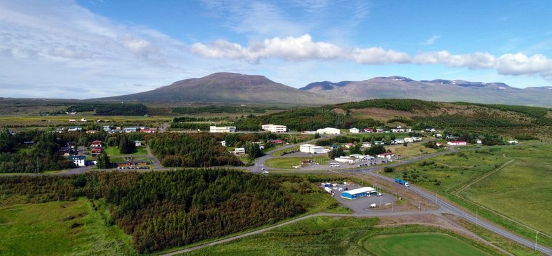 Séð yfir Varmahlíð og nágrenni. Mynd af skagafjordur.is.