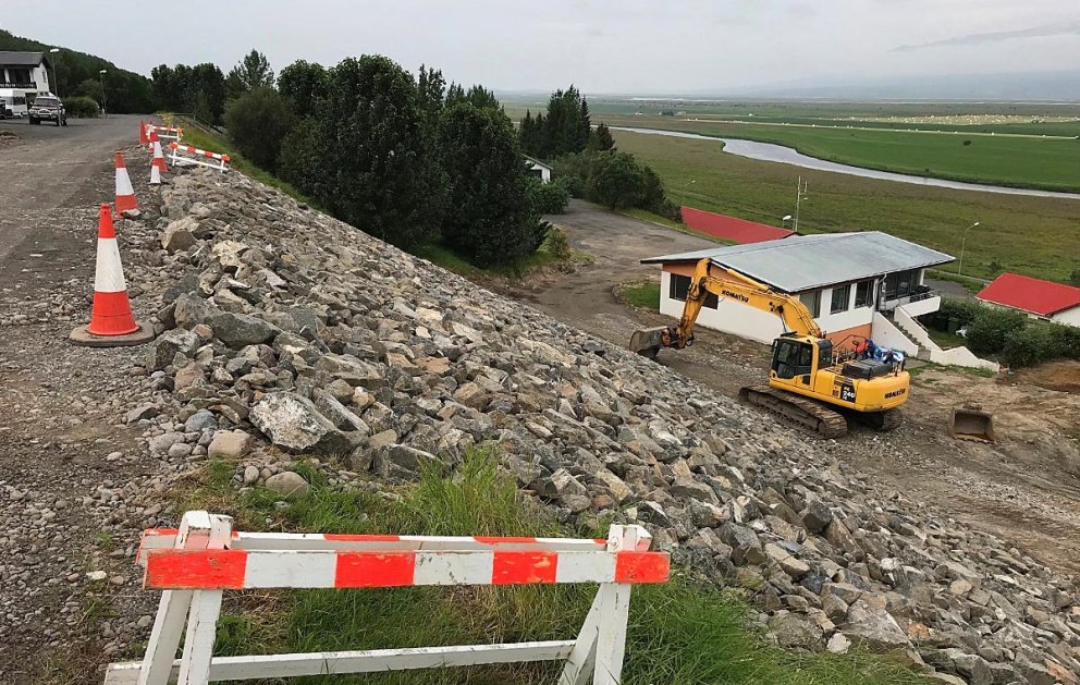 Svona var staðan á skriðusvæðinu í Varmahlíð eftir viðgerðir fyrir verslunarmannahelgina. MYND: ÓAB