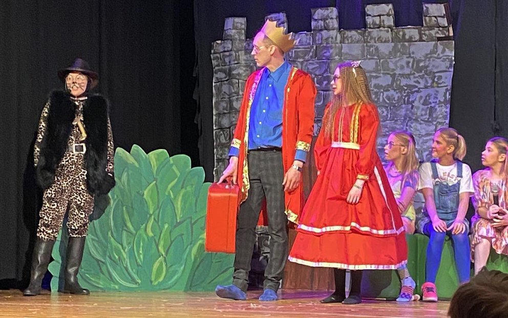 Skólastjórinn í hlutverki konungs. MYNDIR: GG