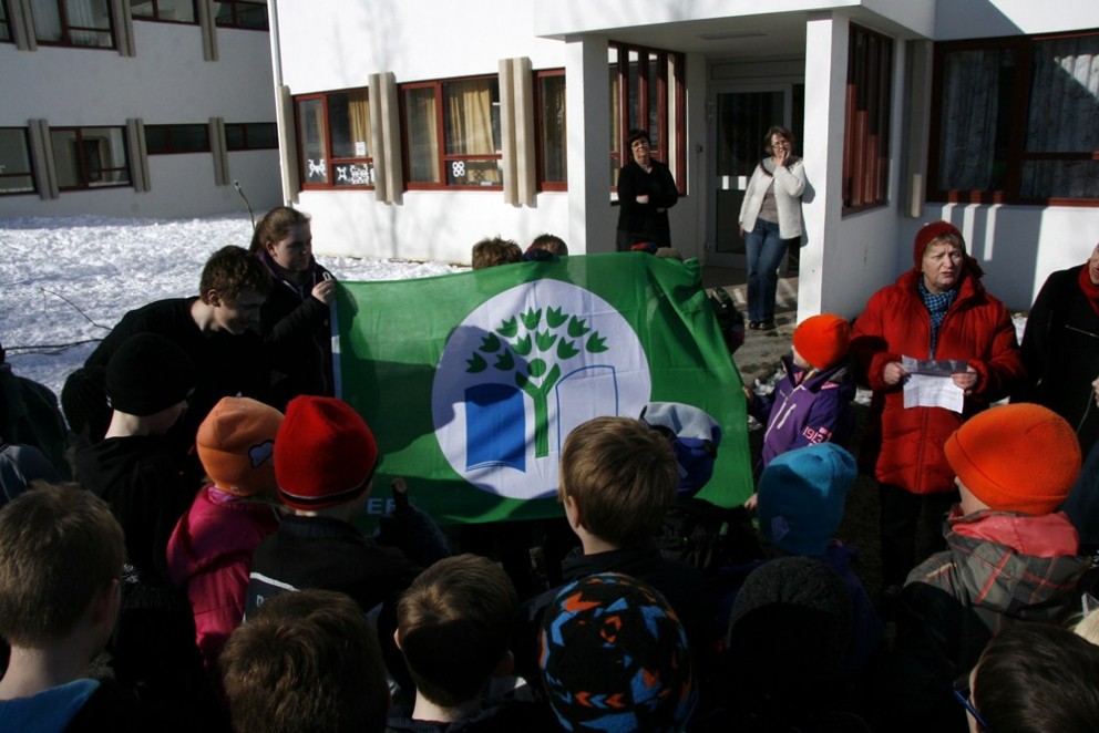 Grænfáninn dreginn að húni í Varmahlíðaskóla