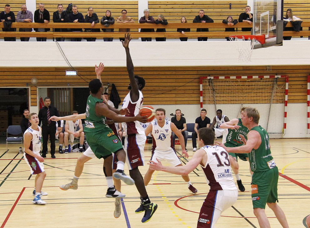 Samb og félagar taka á móti Bonneau. MYND: ÓAB