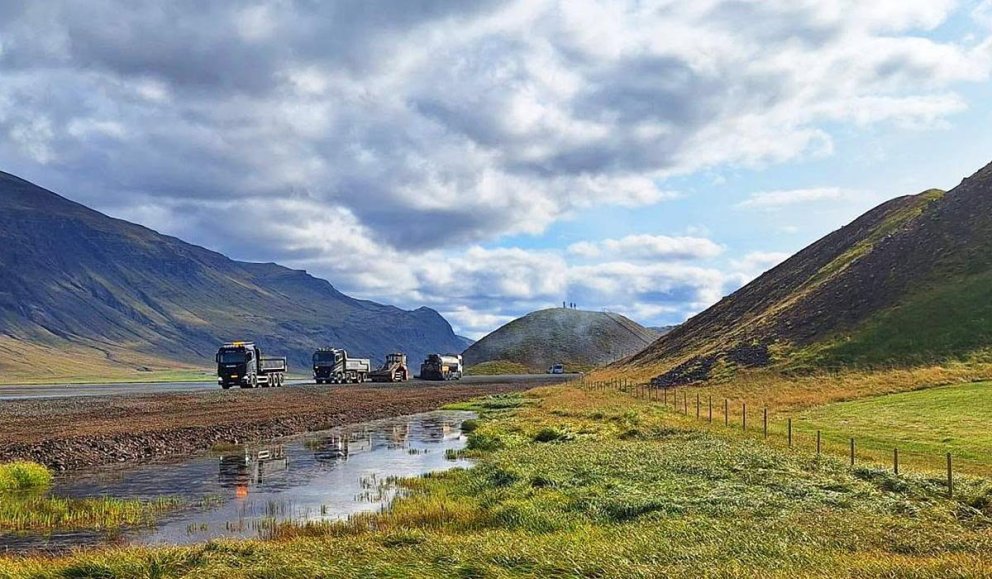 Klæðing lögð í Vatnsdalshólunum nú um miðjan september, Skúlahóll fyrir miðri mynd og nokkrir ferðamenn á toppnum. MYND: DÓRA SIG