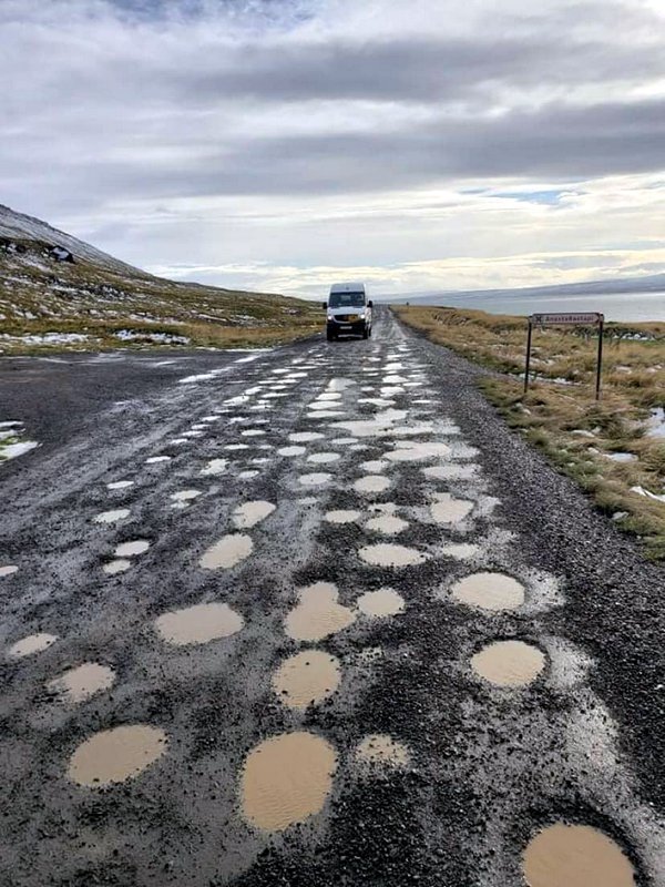 Fyrir ári síðan deildi ég mynd af skólabílnum að skríða heim að loknum skóladegi með börnin okkar.
Ég vildi óska að raunveruleikinn væri annar núna ári seinna en því er öfugt farið. Vegurinn er verri en hann hefur nokkru sinni verið.