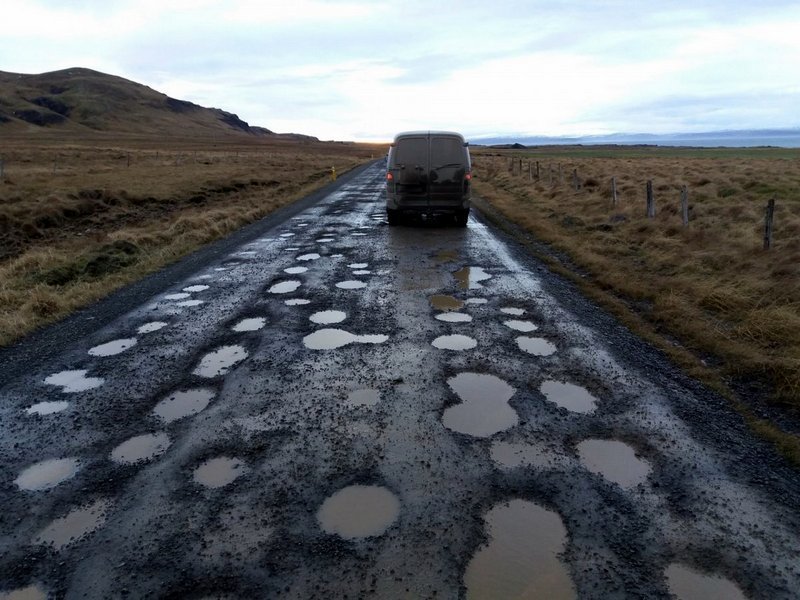 Skólabíll við Illugastaði á Vatnsnesi. Mynd ÁÞ, af hunathing.is.