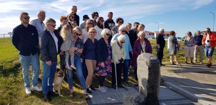 Svanhildur ásamt fjölskyldu og vinum við vígsluna. Myndir: skagafjordur.is