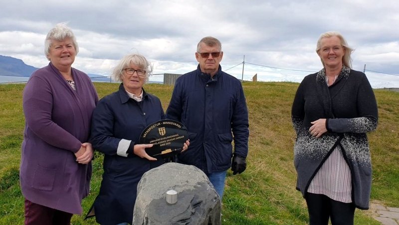 Þórdís, Helga og Ingi Friðbjörns börn taka við umhverfisverðlaunum Skagafjarðar af Sigríði Káradóttur í Soroptimistaklúbbi Skagafjarðar fyrir vatnspóstinn á Hofsósi. Myndir: Soroptimistaklúbbur Skagafjarðar.