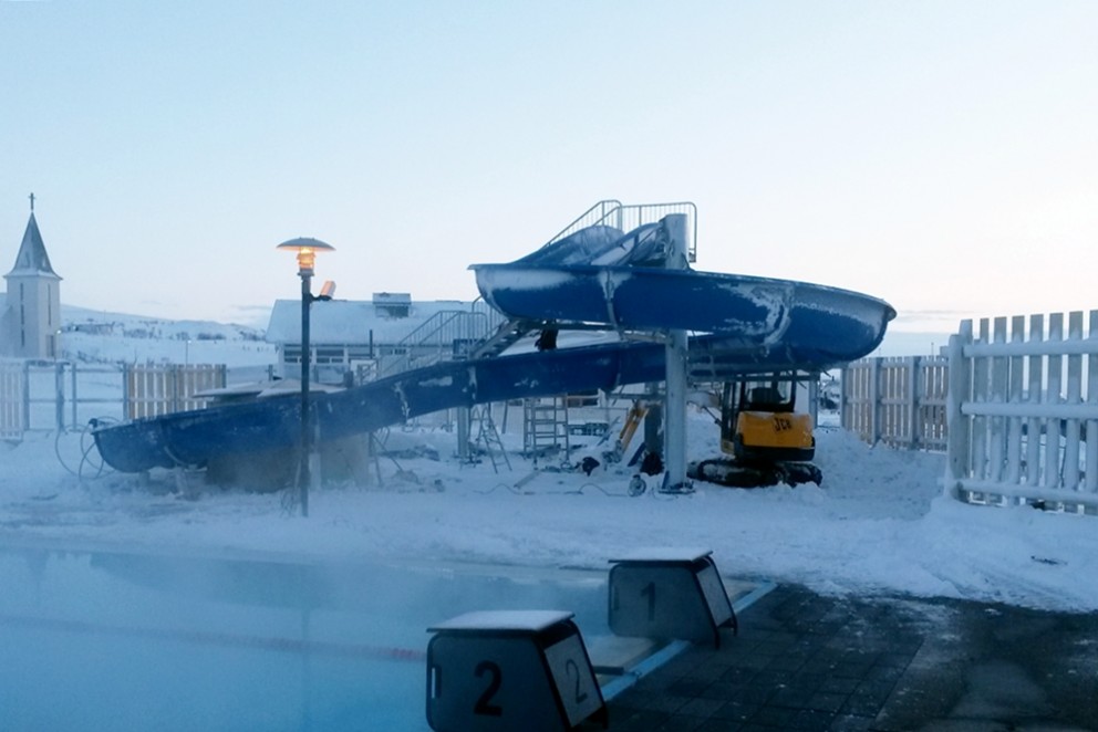 Vatnsrennibraut reist við sundlaugina á Hvammstanga
