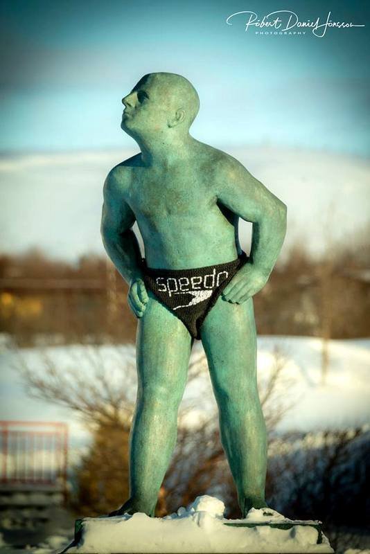 Veðurspámaðurinn á skýlunni góðu. Myndir: Róbert Daníel Jónsson.