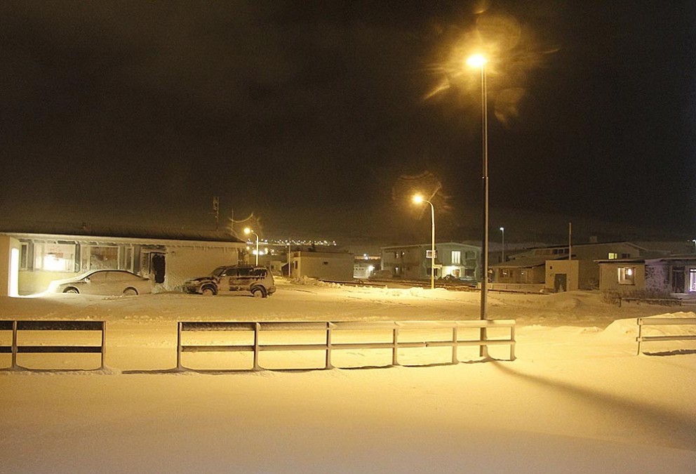 Hann er talsvert minni snjórinn niðri í bæ á Króknum en blaðamanni Feykis datt þó ekki í hug að stinga höfði út í vetrarveðrið í dag eða vaða snjóinn upp í læri í þeim tilgangi að moka frá bílnum sem er hálfur í kafi. Það er talsvert verk fyrir höndum að koma honum á götuna. Nema það hláni fljótlega?