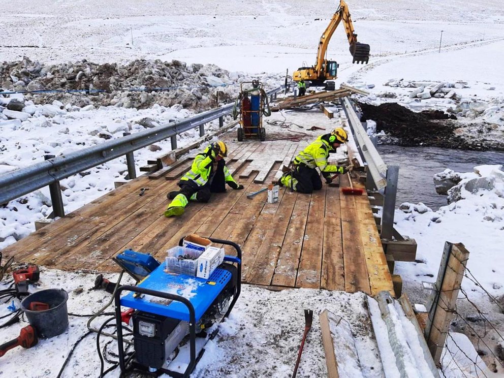 Brúarvinnuflokkur Vegagerðarinnar að störfum við brúna yfir Svartá. MYND: VEGAGERÐIN.IS