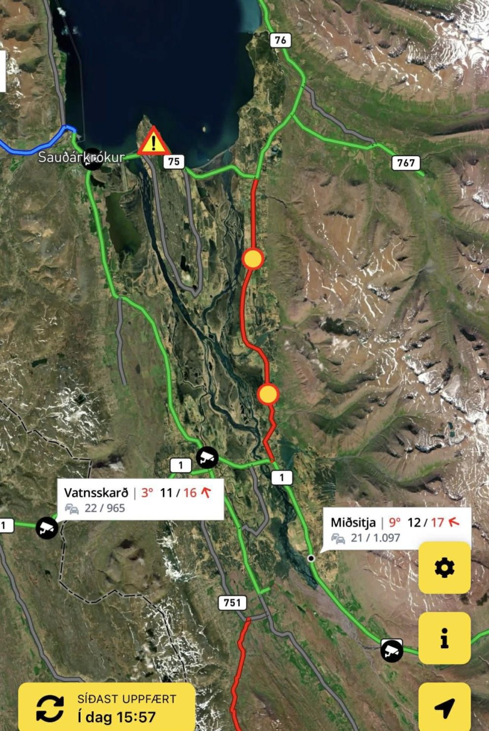 Veginum var lokað fyrr í dag og óvíst hvenær hann verður opnaður. Hægt er að fylgjast með á umferdin.is. SKJÁSKOT