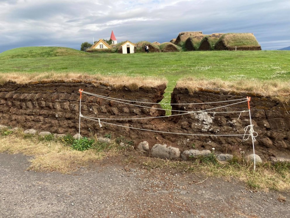 Svona lýtur veggurinn út eftir atganginn sl. föstudag. Mynd: SMH