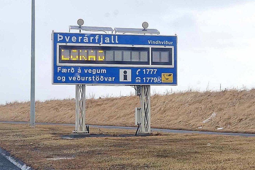 Það var orðið ófært yfir Þverárfjall um hádegi í gær sökum veðurs. MYND: SG