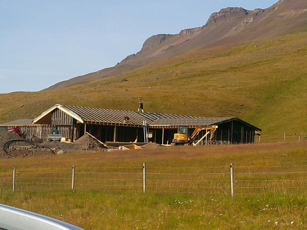 Myndarlegt veiðihús að rísa í Steinkoti. Mynd: Facebook, Valli Húnabyggð.
