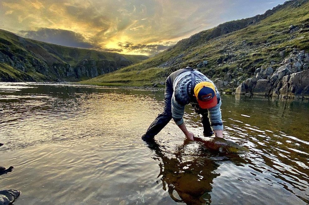 Margur veit ekkert himneskara en að eltast við lax í fallegri veiðiá. Hér er veitt í Miðgjarðará nú í haust. MYND: STEBBI LÍSU
