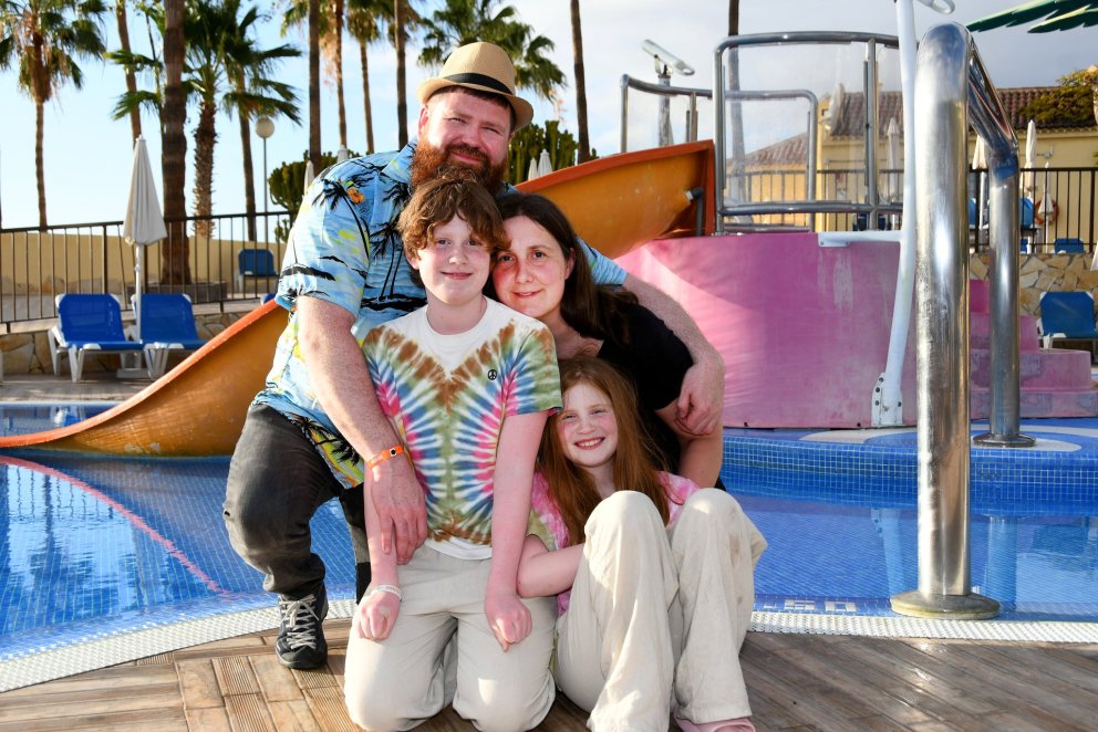 Valdimar og Eva með dætrunum, Rögnu og Maríu Fanndísi. MYND AÐSEND