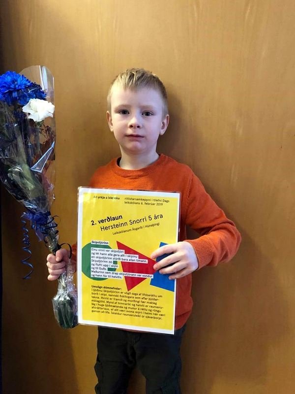 Hersteinn Snorri með viðurkenningarskjalið sitt. Mynd: Facebooksíða Félags leikskólakennara.