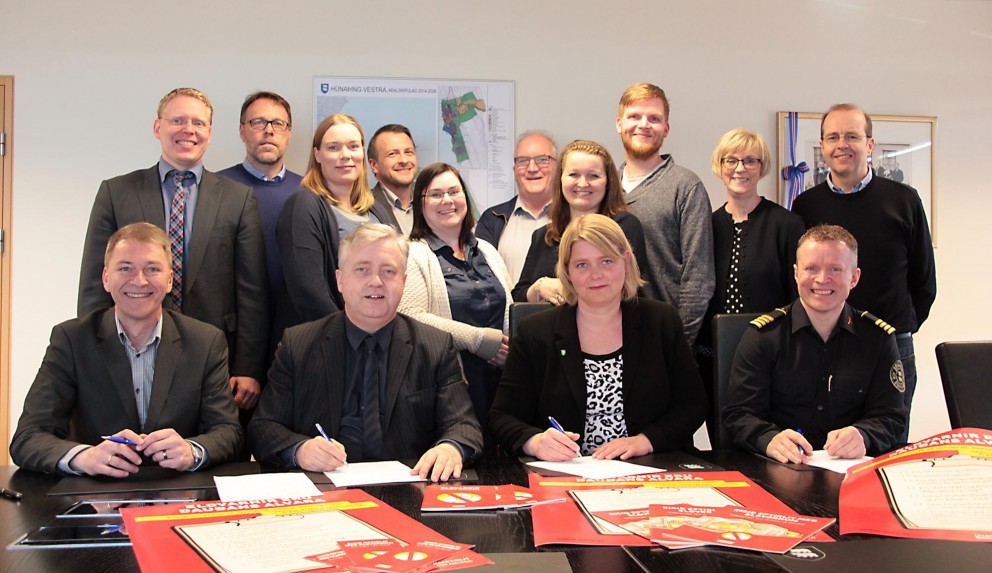 Fulltrúar Húnaþings vestra og Eldvarnabandalagsins við undirritun samkomulagsins. Sitjandi frá vinstri: Garðar H. Guðjónsson, verkefnastjóri Eldvarnabandalagsins, Björn Karlsson, forstjóri Mannvirkjastofnunar, Guðný Hrund Karlsdóttir sveitarstjóri og Pétur Arnarsson slökkviliðsstjóri.