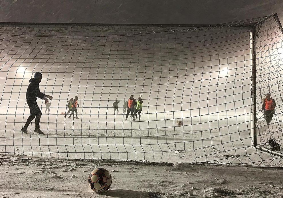 Æfa í slyddu, æfa í roki, æfa í regni, æfa í sól, já, upp á topp með Tindastól! Svona var veðrið á Króknum fyrir rétt rúmri viku þegar stelpurnar voru að æfa. Það er oft mikið á sig lagt fyrir leikinn góða. MYND: ÓAB