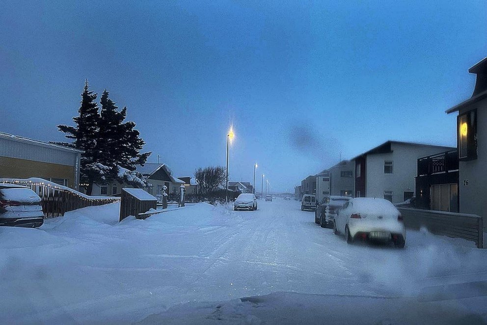 Það var slatti af snjó á Hólaveginum á Sauðárkróki nú um kaffileytið. MYND: ÓAB