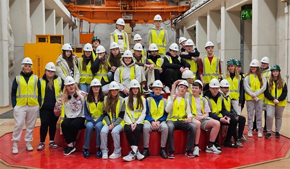 Nemendur 9. og 10. bekkja Húnaskóla kátir í Blöndustöð. MYND AF VEF HÚNASKÓLA