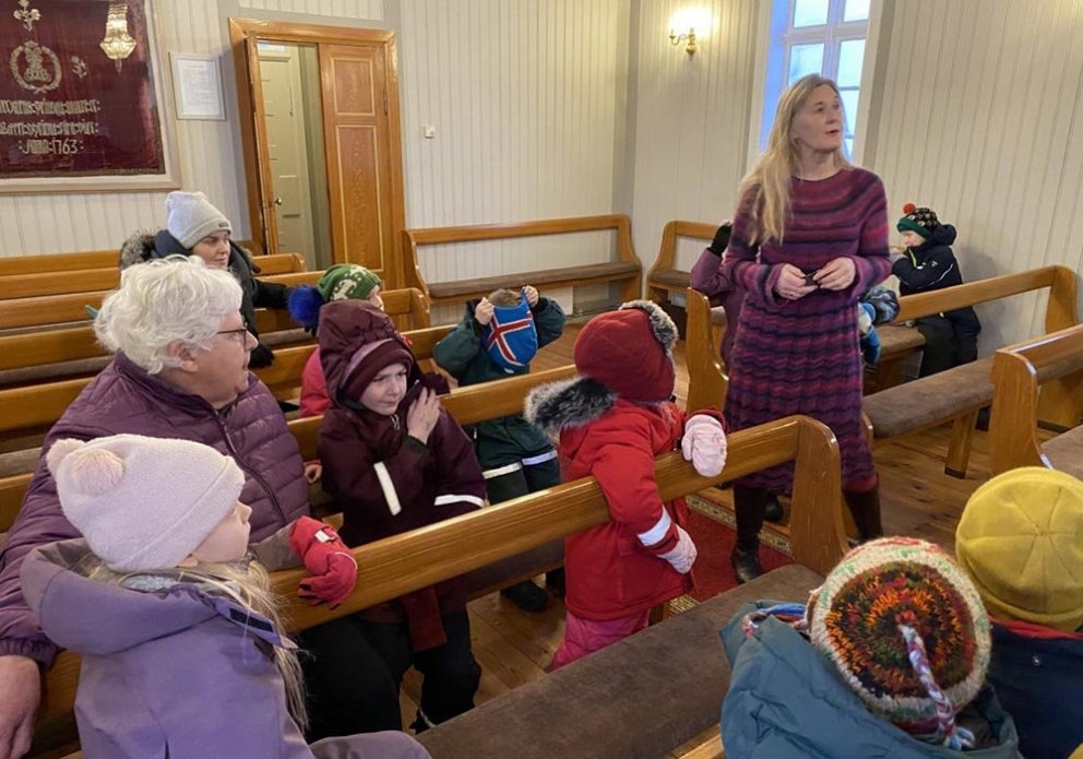 Séra Dalla segir frá altaristöflunni í Goðdalakirkju. MYND AF VEF VARMAHLÍÐARSKÓLA