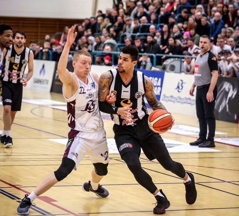 Viðar Ágústsson og Kristófer Acox eigast við í leik gærkvöldsins. Mynd: Hjalti Árna.