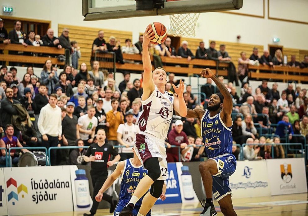 Hér eigast Viðar og Lewis Clinch Jr. við en þeir háðu nokkrar rimmurnar í leiknum. Lewis varði þessa íleggju Viðars en það var þó Viðar sem var í sigurliðinu í kvöld. MYND: HJALTI ÁRNA