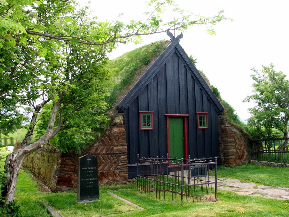 Torfkirkjan að Víðmýri í Skagafirði sem byggð var árið 1834. Kirkjan hefur verið í húsasafni Þjóðminjasafns Íslands frá 1936. Ljósm. Sigríður Sigurðardóttir.
