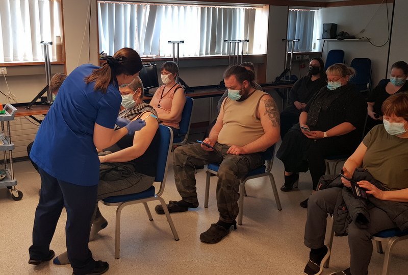 Frá bólusetningu á HSN á Sauðárkróki í síðustu viku. Mynd: PF.