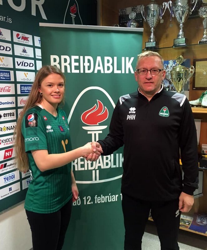 Þorsteinn Halldórsson, þjálfari Breiðablik býður Vigdísi Eddu velkomna til liðsins. Mynd af FB-síðu Breiðabliks.