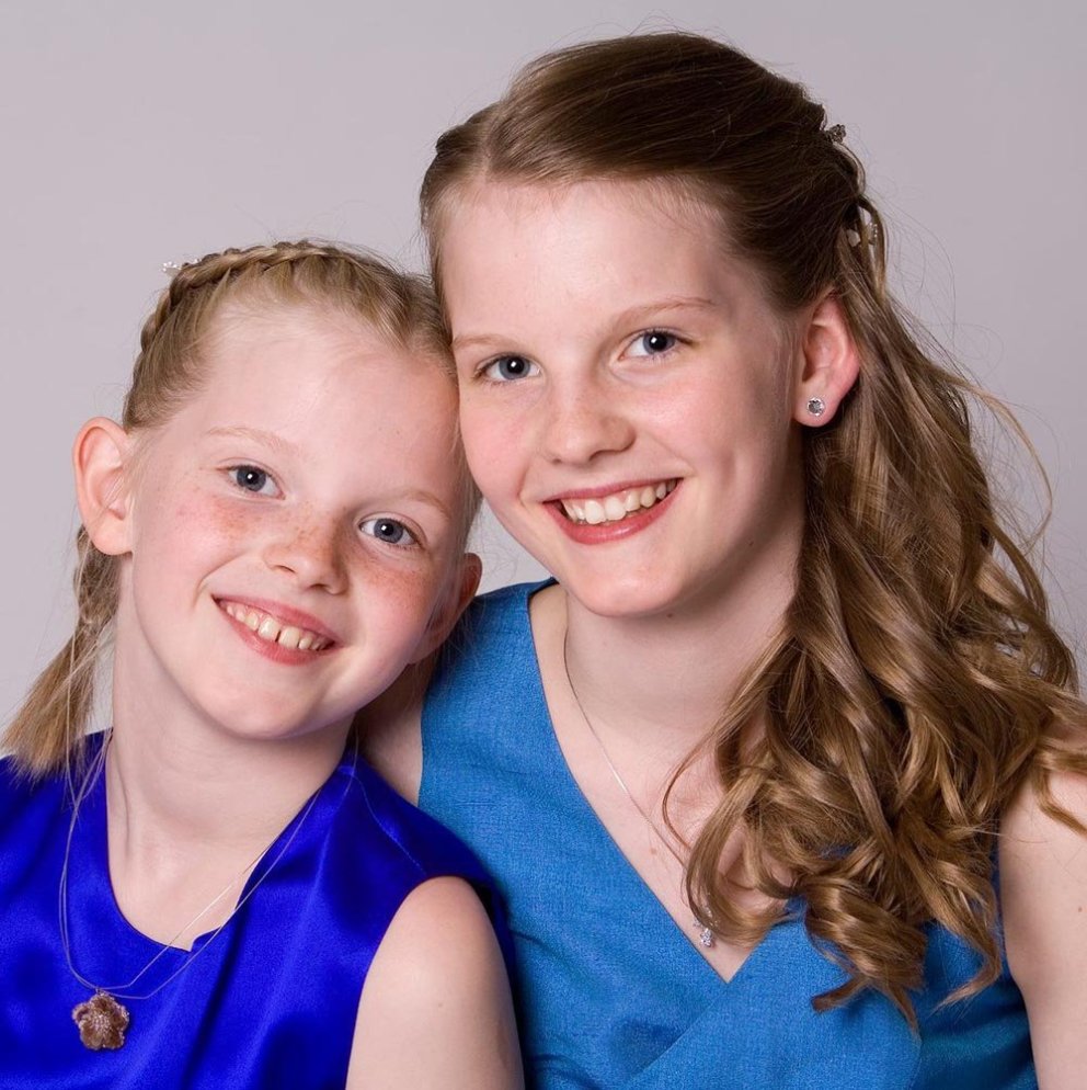 Á fermingarmyndinni er Vigdís (til hægri) með systir sinni. AÐSEND MYND