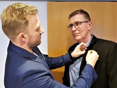 Viggó Jónsson var sæmdur Gullmerki ÍSÍ á 99. ársþingi UMSS á síðasta vori fyrir en hann hefur unnið afar mikið og fórnfúst starf í tengslum við íþróttir í héraði til fjölda ára. Ingi Þór Ágústsson, úr framkvæmdastjórn ÍSÍ, afhenti Viggó viðurkenninguna. Mynd: UMSS.