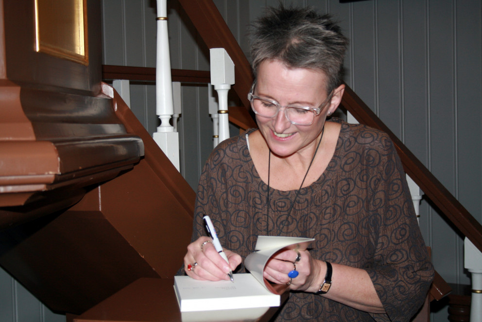 Vilborg Davíðsdóttir áritar bók sína, Ástin, drekinn og dauðinn. Mynd: KSE