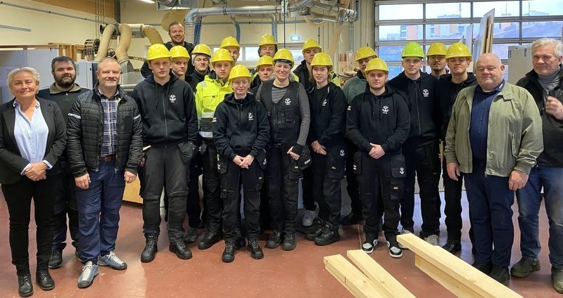 Frá afhendingu vinnufatnaðar og öryggisbúnaðar. Tréiðnadeild. Myndir af Fnv.is.