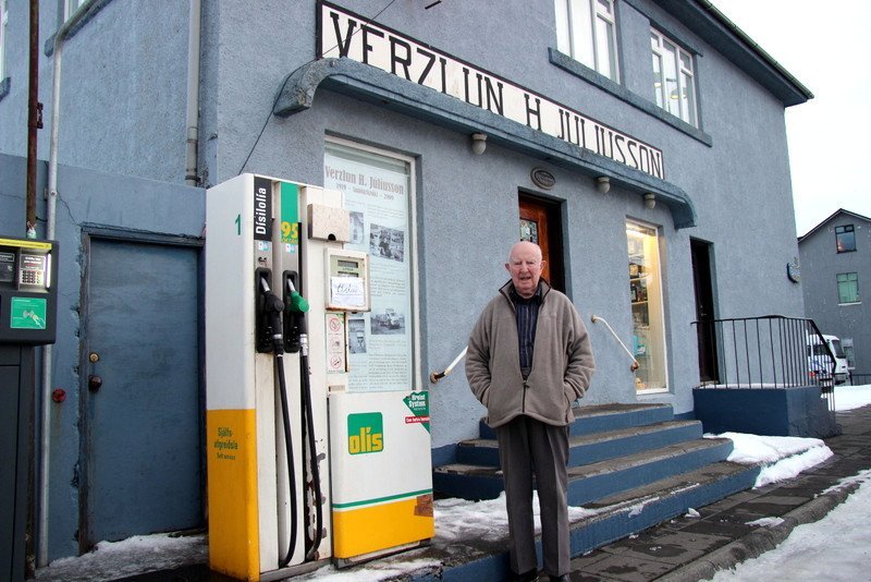 Kunnugleg staða Bjarna Har fyrir utan verslun sína í janúar 2018. Þá voru kaflaskil hjá honum þar sem ekki var lengur leyfilegt að selja olíu hjá versluninni. Mynd: PF.