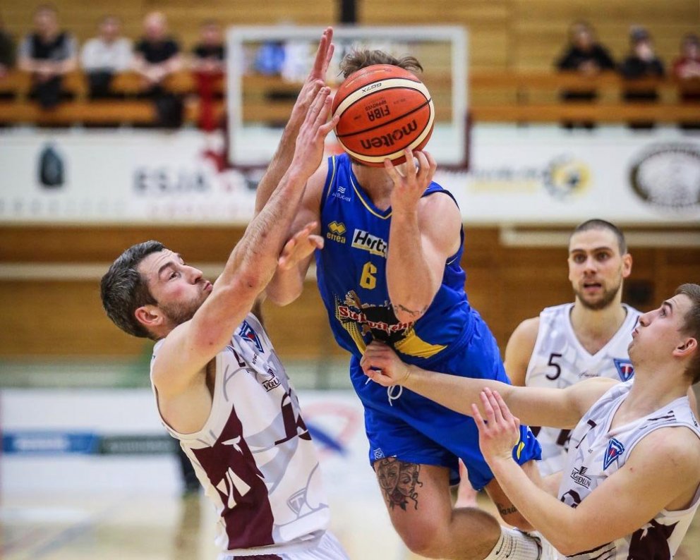 Sigtryggur Arnar lendir á varnarmúr Tindastóls og fær pínu flugferð í kaupbæti. MYND: HJALTI ÁRNA