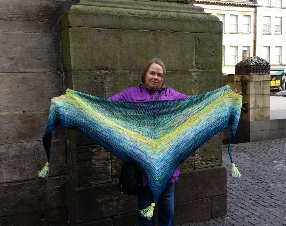 Sigríður með What the Fade sjalið eftir Andreu Mowry í Edinborg.